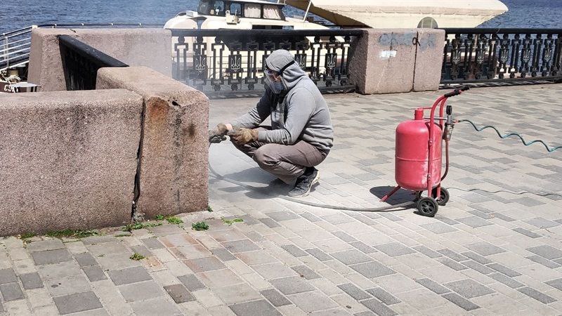 Боротьба з вандальними написами на об'єктах благоустрою: у Дніпрі очищають набережну