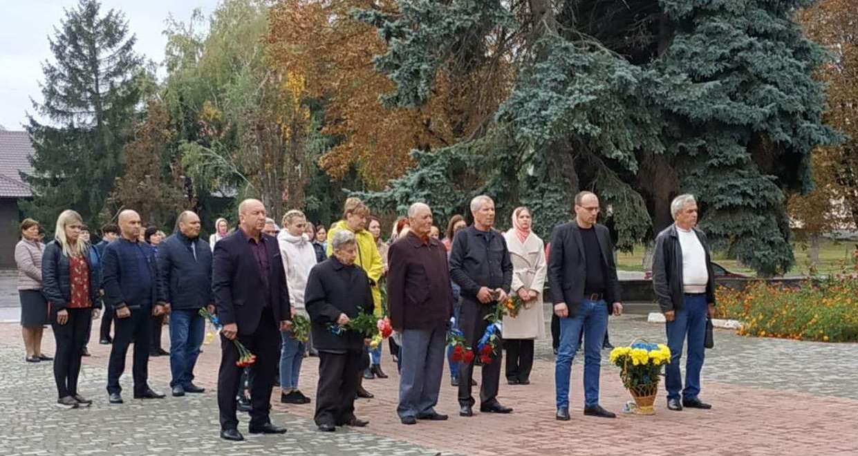 «Герои живы, пока о них помнят»: в День освобождения Магдалиновки «ОПЗЖ» почтила память жертв войны