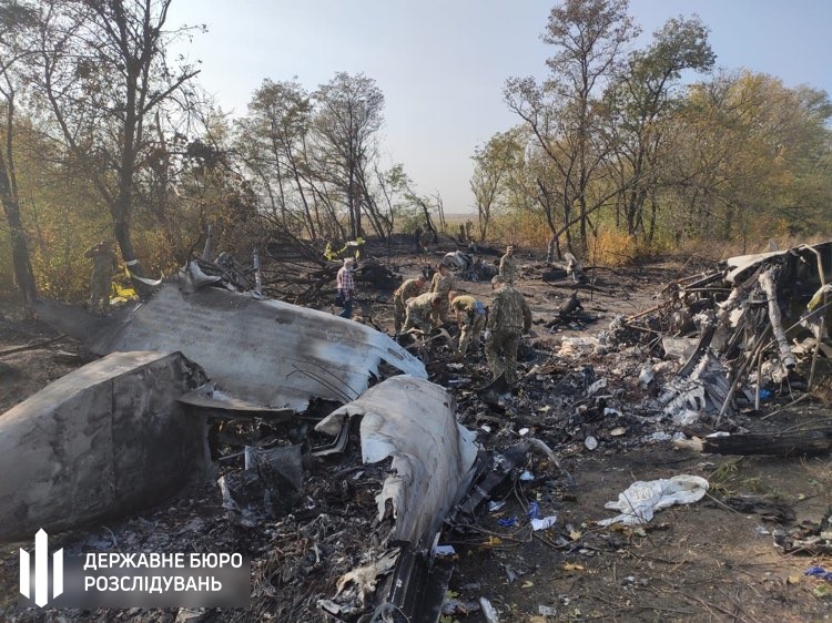 Родным погибших в катастрофе АН-26 начали выдавать тела