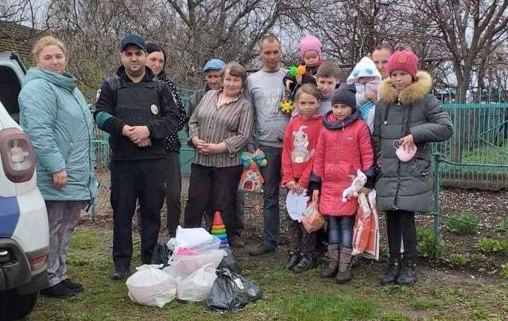 На Дніпропетровщині поліцейський офіцер громади Дмитро Крикун допоміг 15-ти родинам вимушених переселенців