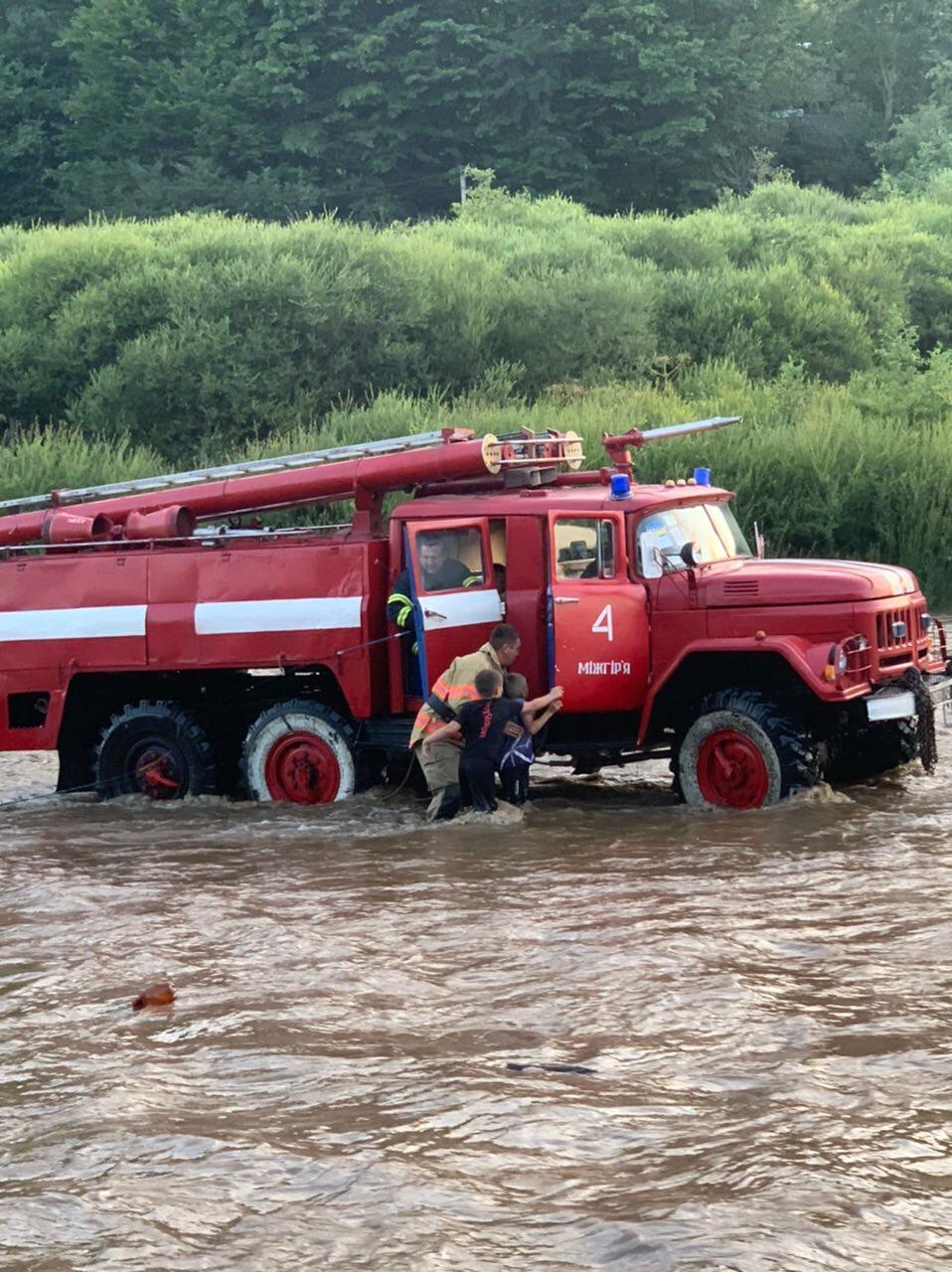 На Закарпатье спасатели вытащили из воды троих детей, которых чуть не смыла река