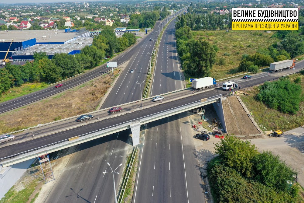 На трасі Дніпро-Павлоград ремонтують 16 мостів 