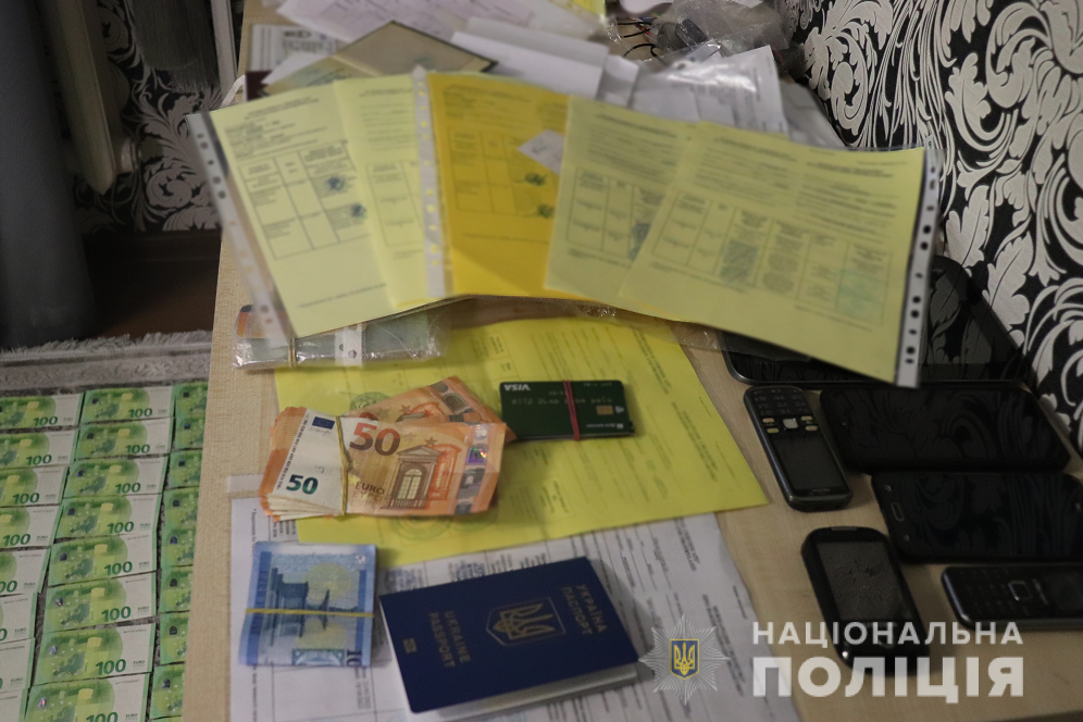 Житель Закарпатья и владелица турфирмы погорели на реализации фейковых COVID-сертификатов (ВИДЕО)