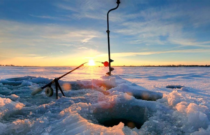 В Черкасской области во время зимней рыбалки утонули трое человек: среди них ребенок 