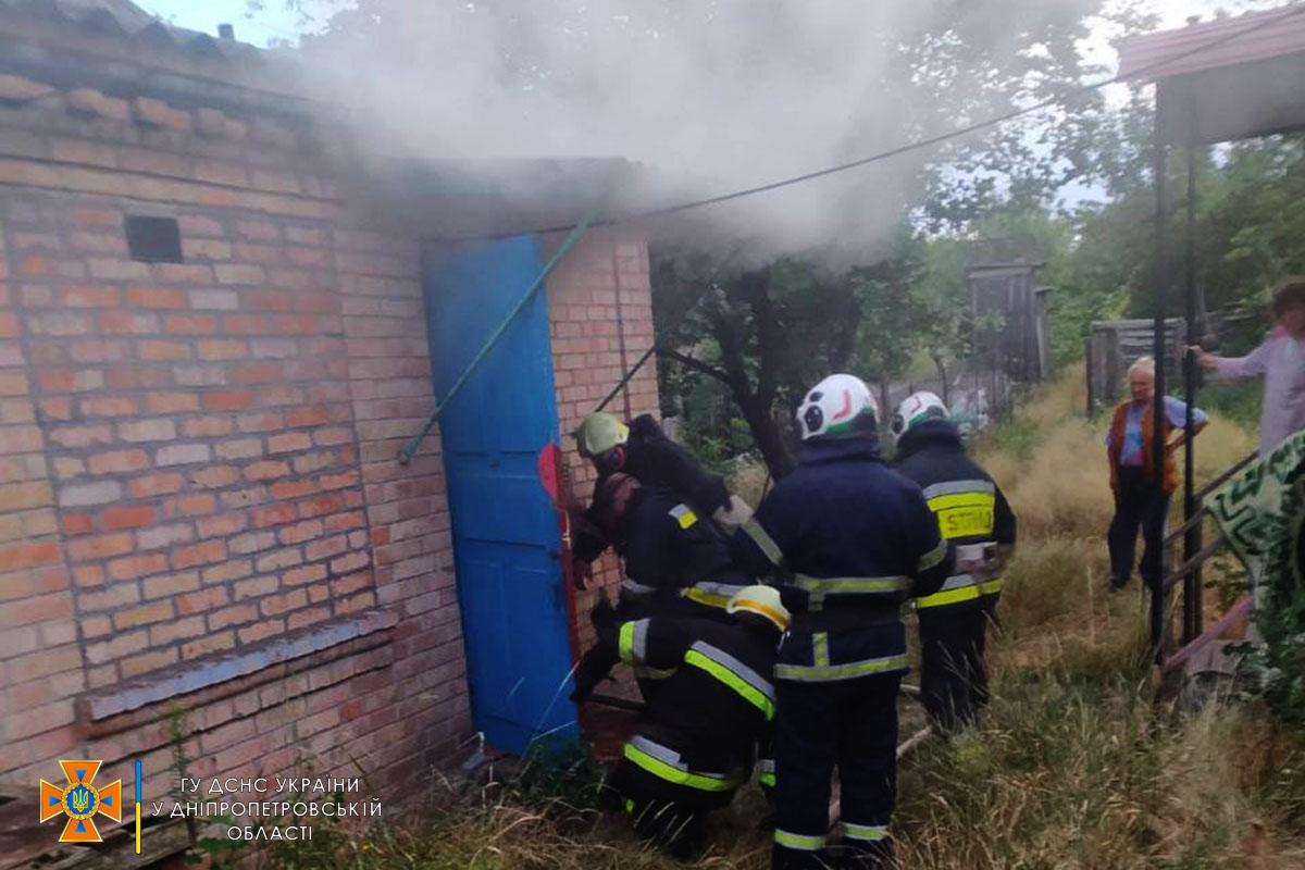 Під час ліквідації пожежі врятовано чоловіка: у Марганці на території приватного домоволодіння горіла літня кухня 