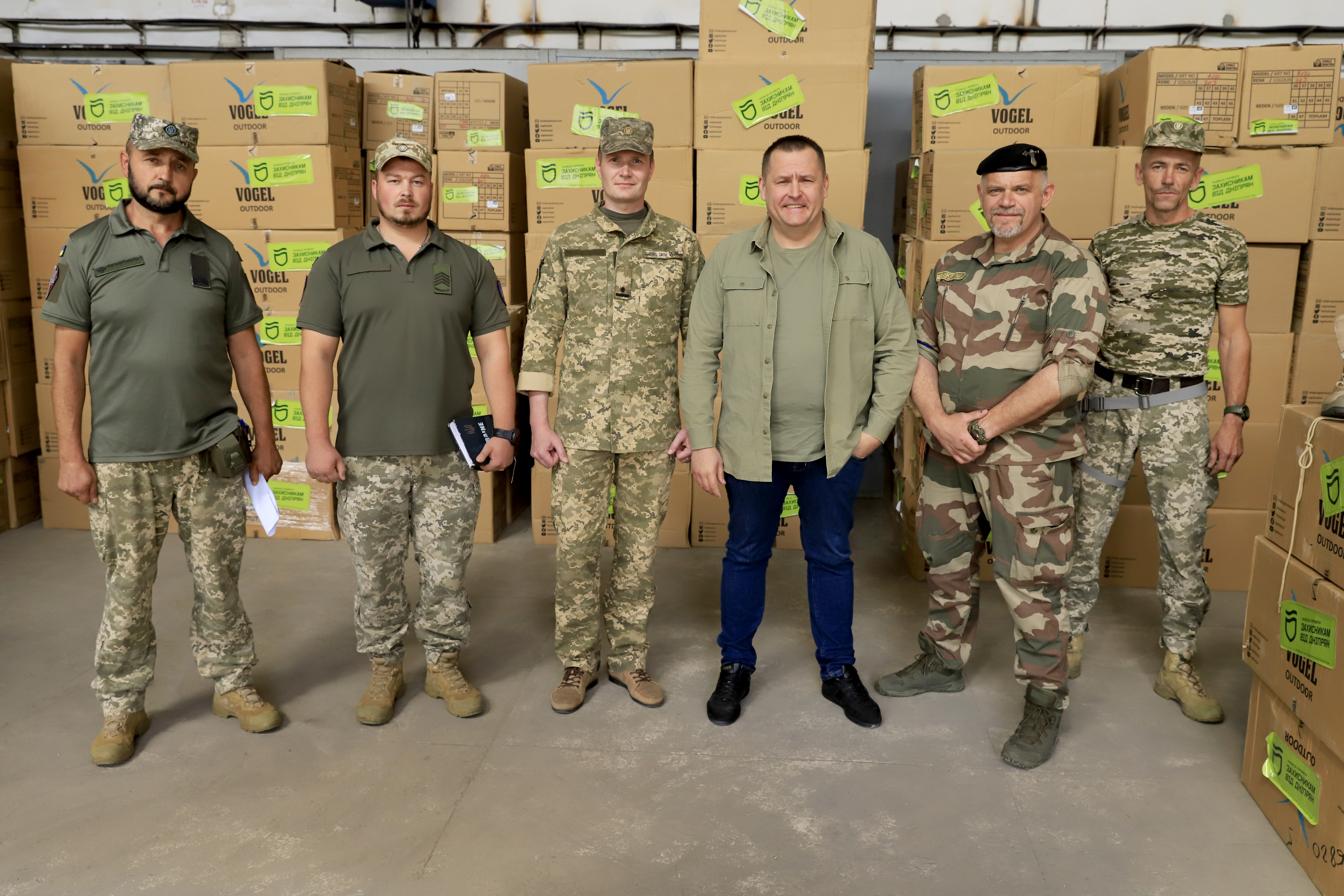 Дніпро передав військовим 7,5 тис. пар водостійкий тактичних берців