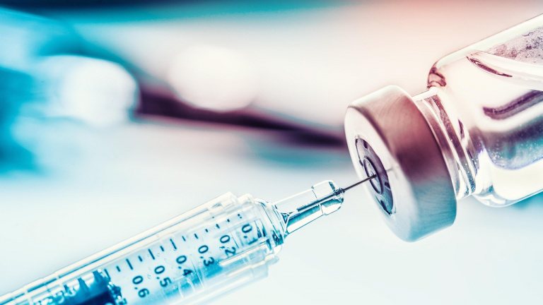 Pfizer заявила, что для иммунизации украинцам необходимы три дозы вакцины