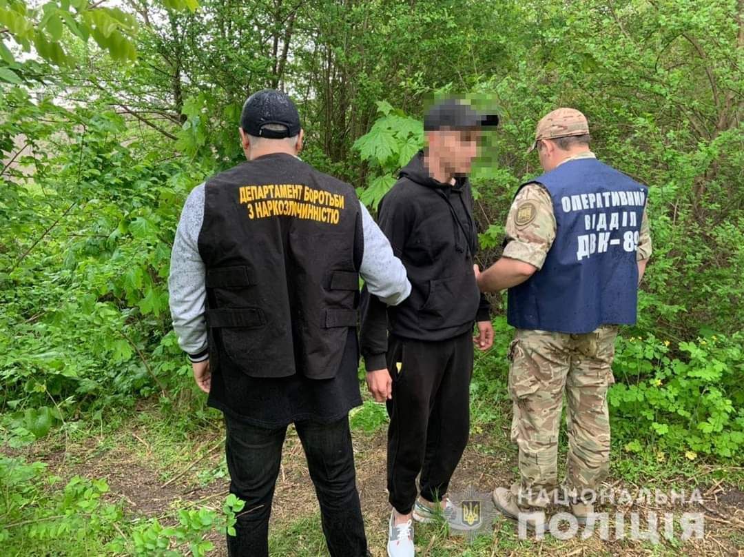 За зберігання наркотиків поліція Дніпропетровщини затримала чотирьох громадян