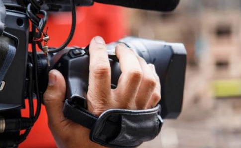Во Львове неизвестный напал на журналистов и повредил видеокамеру