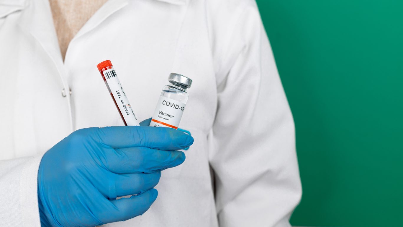 Более 307,2 тыс. жителей Днепропетровщины вакцинировались от COVID-19