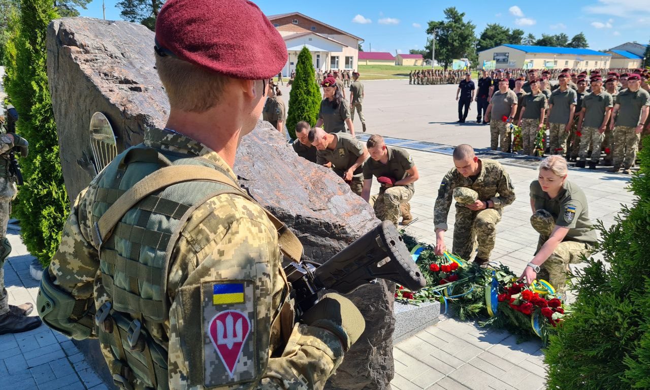 Сьома річниця катастрофи ІЛ-76: на Дніпропетровщині вшанували загиблих військовослужбовців