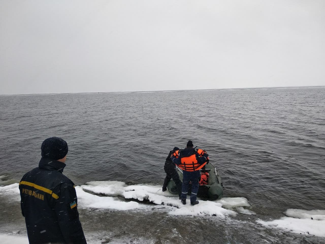 Дрейфовал на льдине: на Кировоградщине спасли рыбака, которого унесло на 500 м от берега 