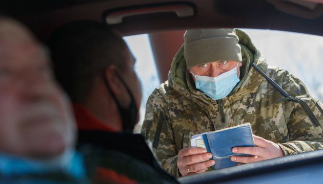 Чоловіки, котрі проживають, працюють та мають договірні зобов’язання за кордоном, не є військовозобов’язаними й можуть перетинати кордон