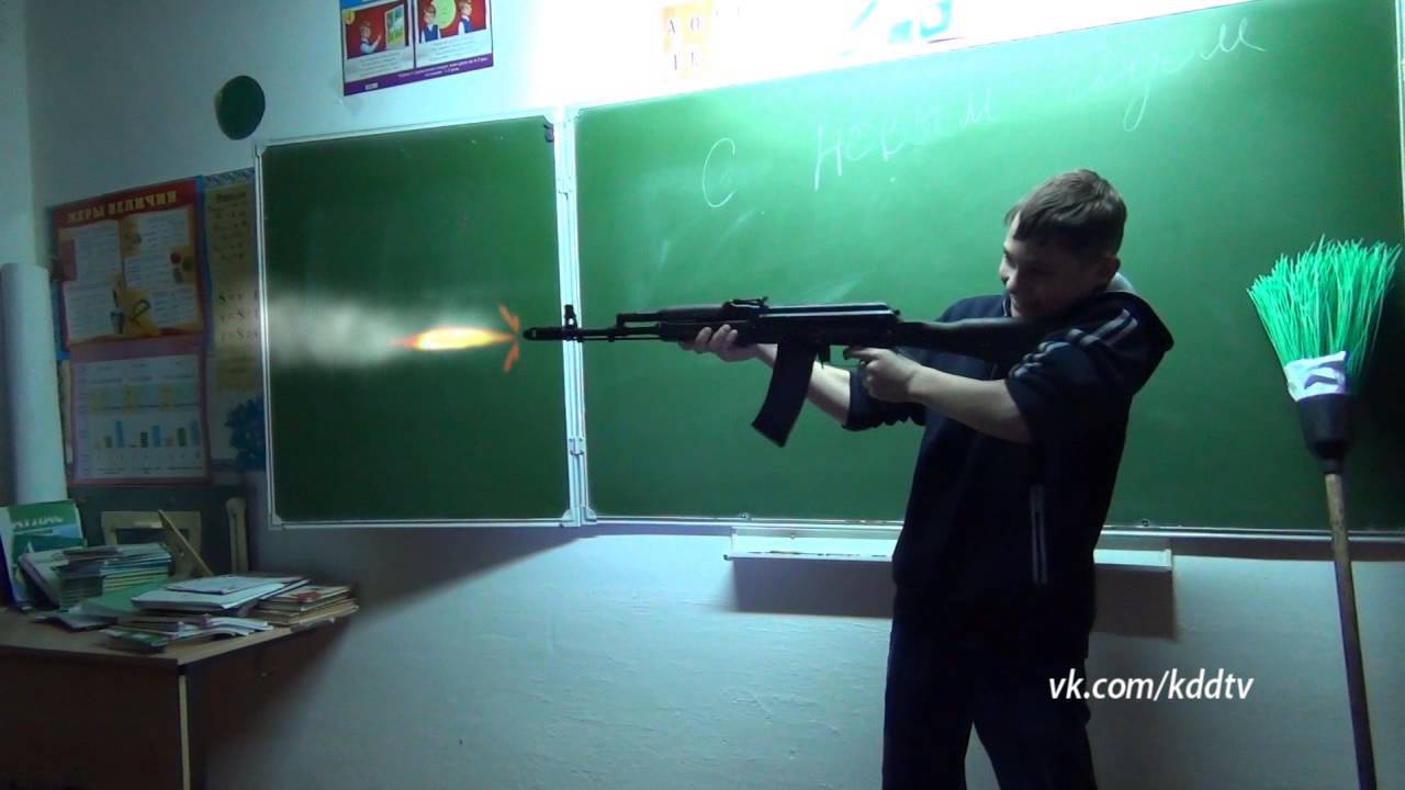 В Казани подросток устроил стрельбу в школе, дети выпрыгивали из окон. Есть погибшие и раненые