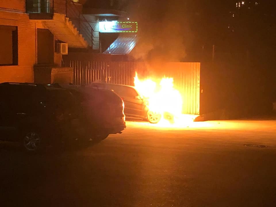 Нардепу Гео Леросу ночью сожгли машину