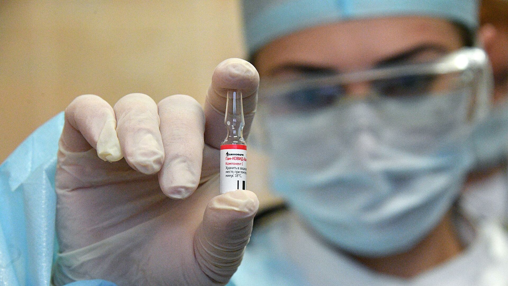 Украинцев начали прививать против COVID-19 новой вакциной CoronaVac