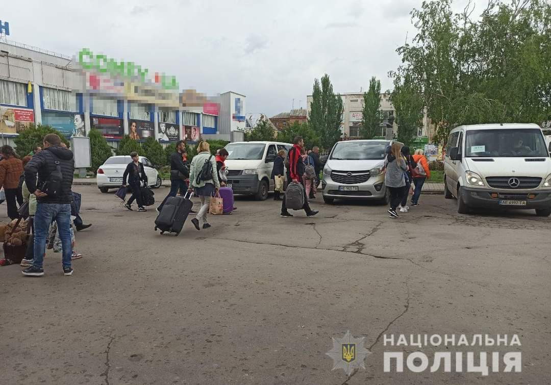 Поліція Дніпропетровщини евакуювала з Бахмута 64 мирних жителів