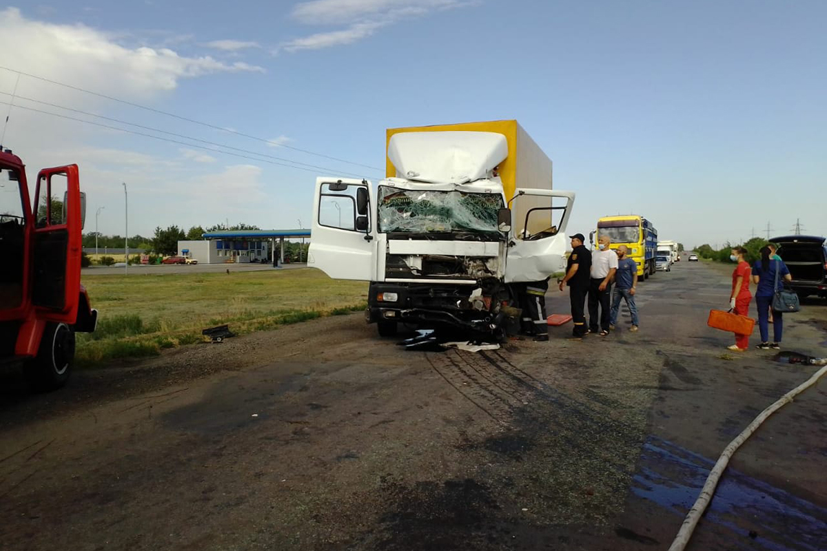На Днепропетровщине произошло лобовое столкновение двух грузовиков: одного из водителей спасатели вырезали из авто