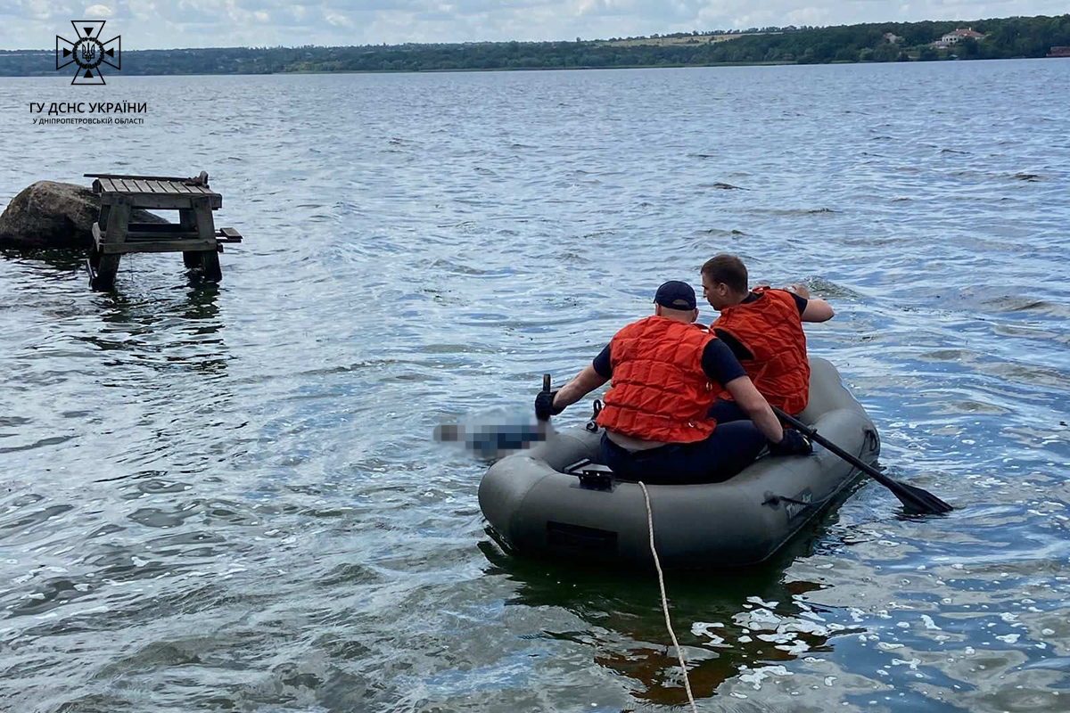 У центрі Дніпра рятувальники дістали з річки тіло загиблої жінки