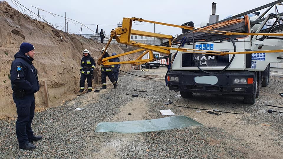 В Днепре на бетономешалку упал башенный кран: погиб водитель