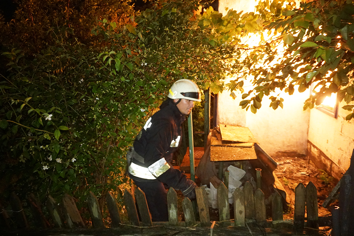 В Днепре сгорел дачный дом: пожар тушили 13 спасателей