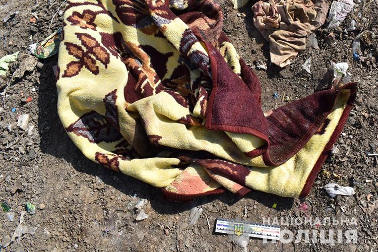 В Тернопольской области устанавливают женщину, которая родила и выбросила в мусор своего ребенка 