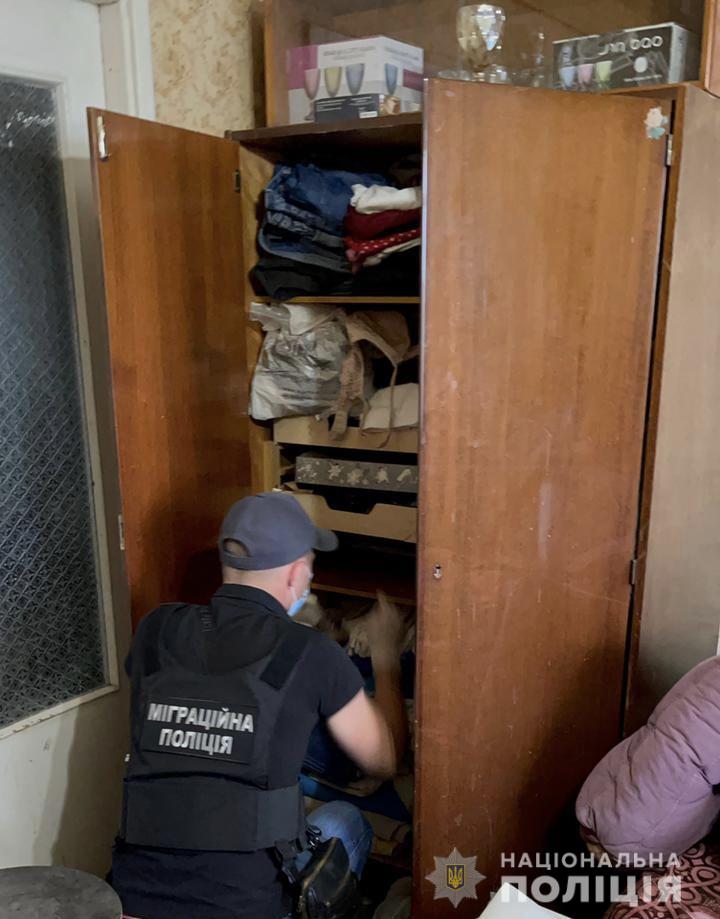 Бизнес по-иракски: сотрудники полиции разоблачили преступную схему получения вида на жительство в Украине
