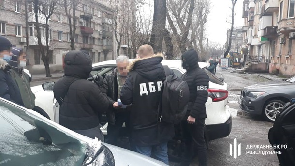 В Днепропетровской области сотрудницу полиции и адвоката задержали на взятке $5500