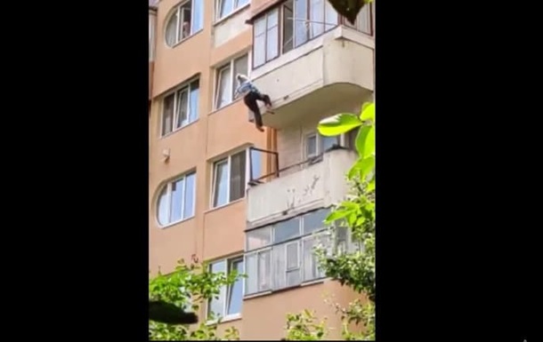 На Тернопольщине пенсионерка выпала с пятого этажа и застряла на веревках 