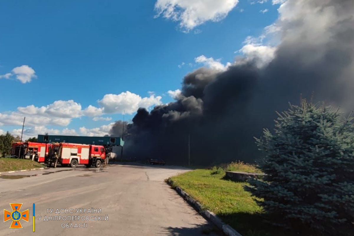 Близько опівночі надзвичайники ліквідували масштабне займання на нафтобазі у Кривому Розі: загоряння сталося внаслідок ракетного обстрілу (ВІДЕО)