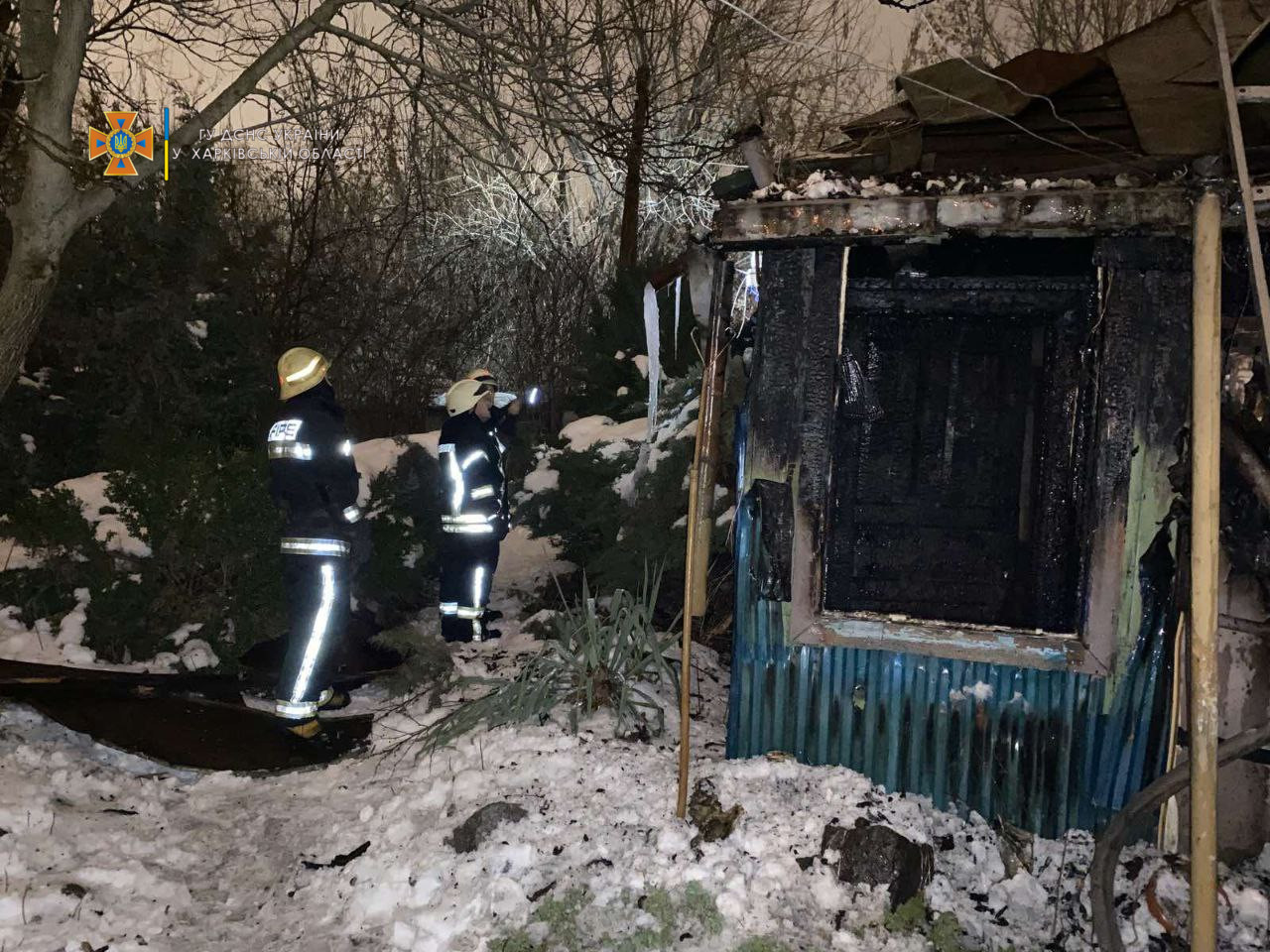 В Харькове спасатели вытащили из огня пенсионерку