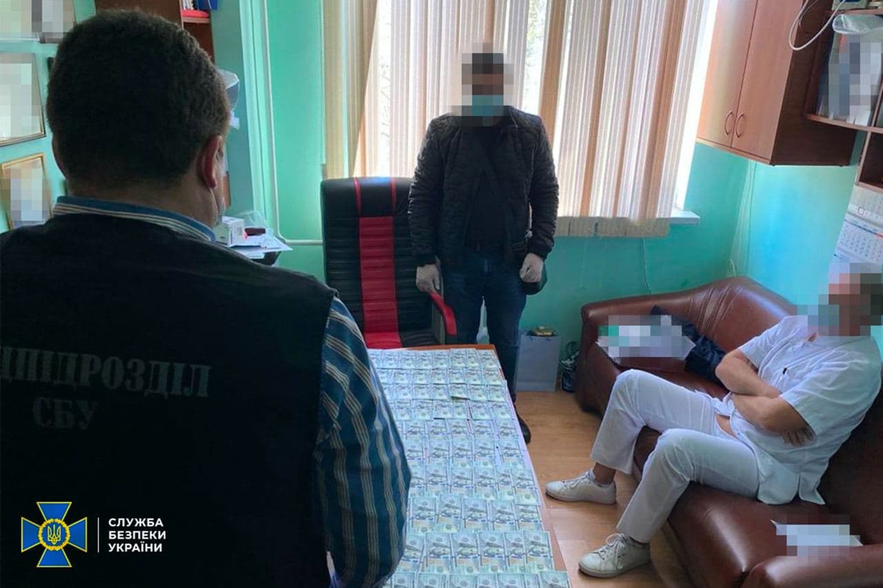 Одесские врачи требовали у больных взятки за бесплатные операции на сердце