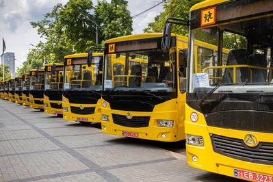 В этом году школам Днепропетровской области передали 26 новых автобусов
