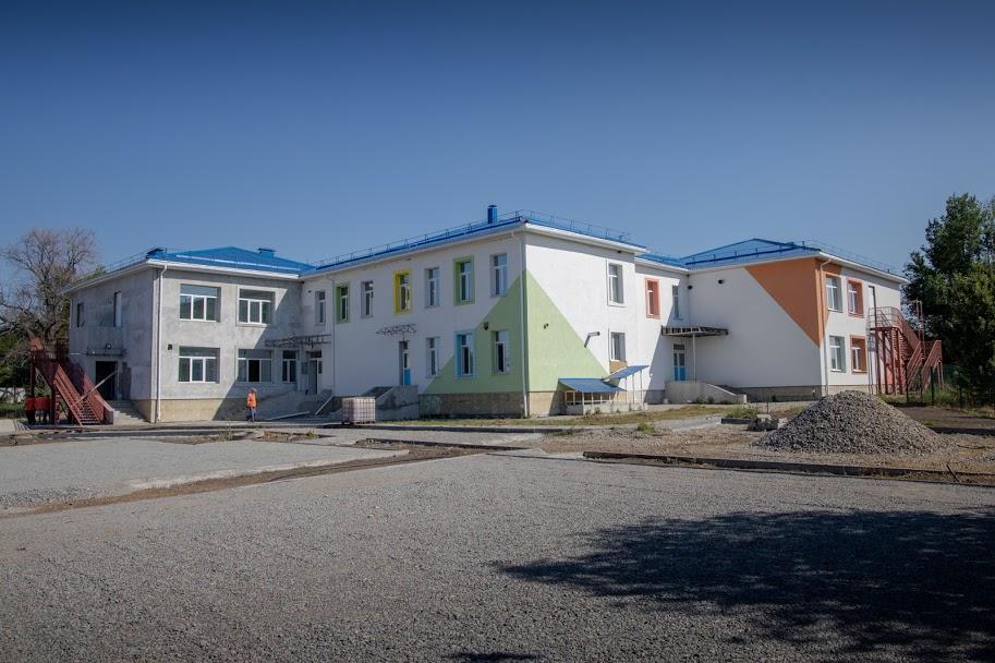 В Николаевском детском саду «Веснянка» заканчивают красить фасад и проводят внутреннюю отделку 