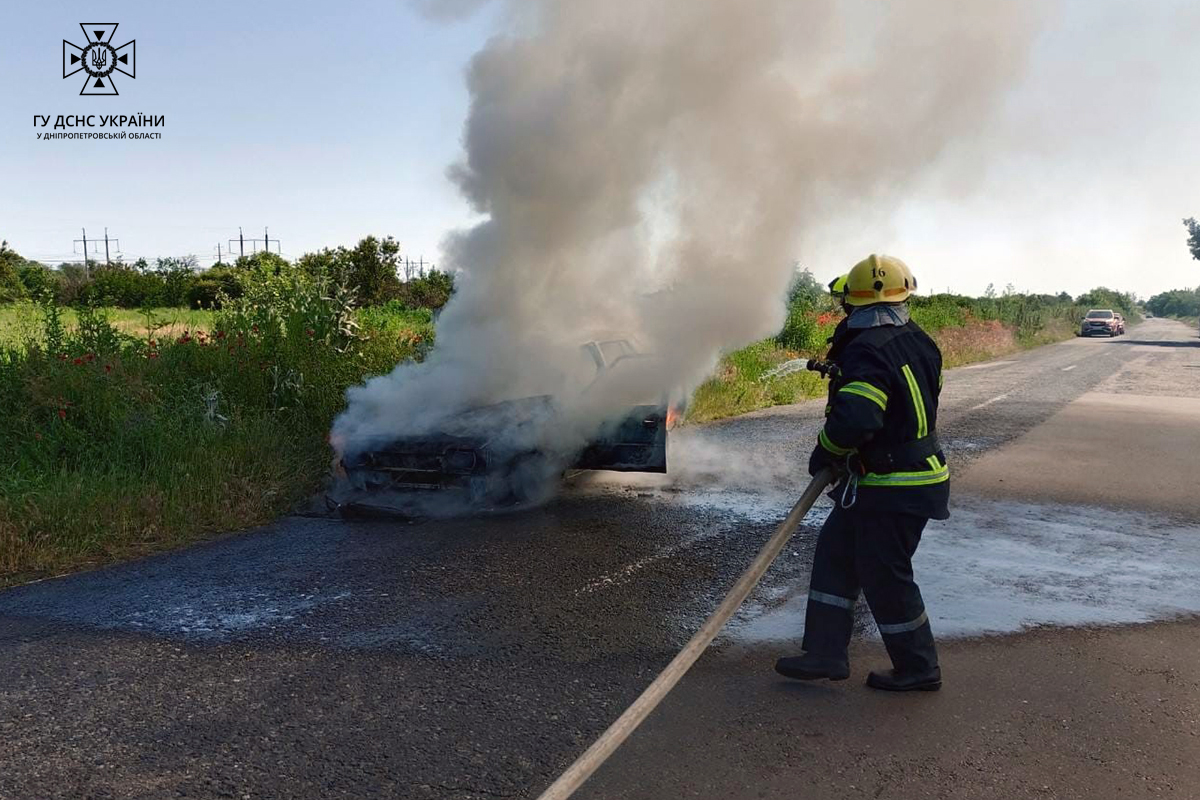 На Дніпропетровщині рятувальники загасили палаючу автівку