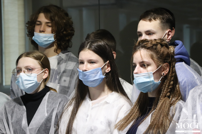 Ученики медицинского лицея «Днипро» поделились впечатлениями от экскурсии на завод ABM Technology (ФОТО)