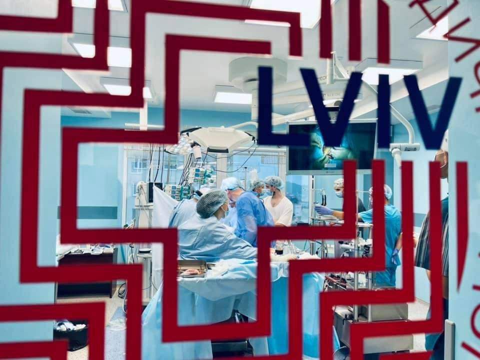 Впервые в Украине провели трансплантацию легких для взрослого и пересадку сердца для ребенка