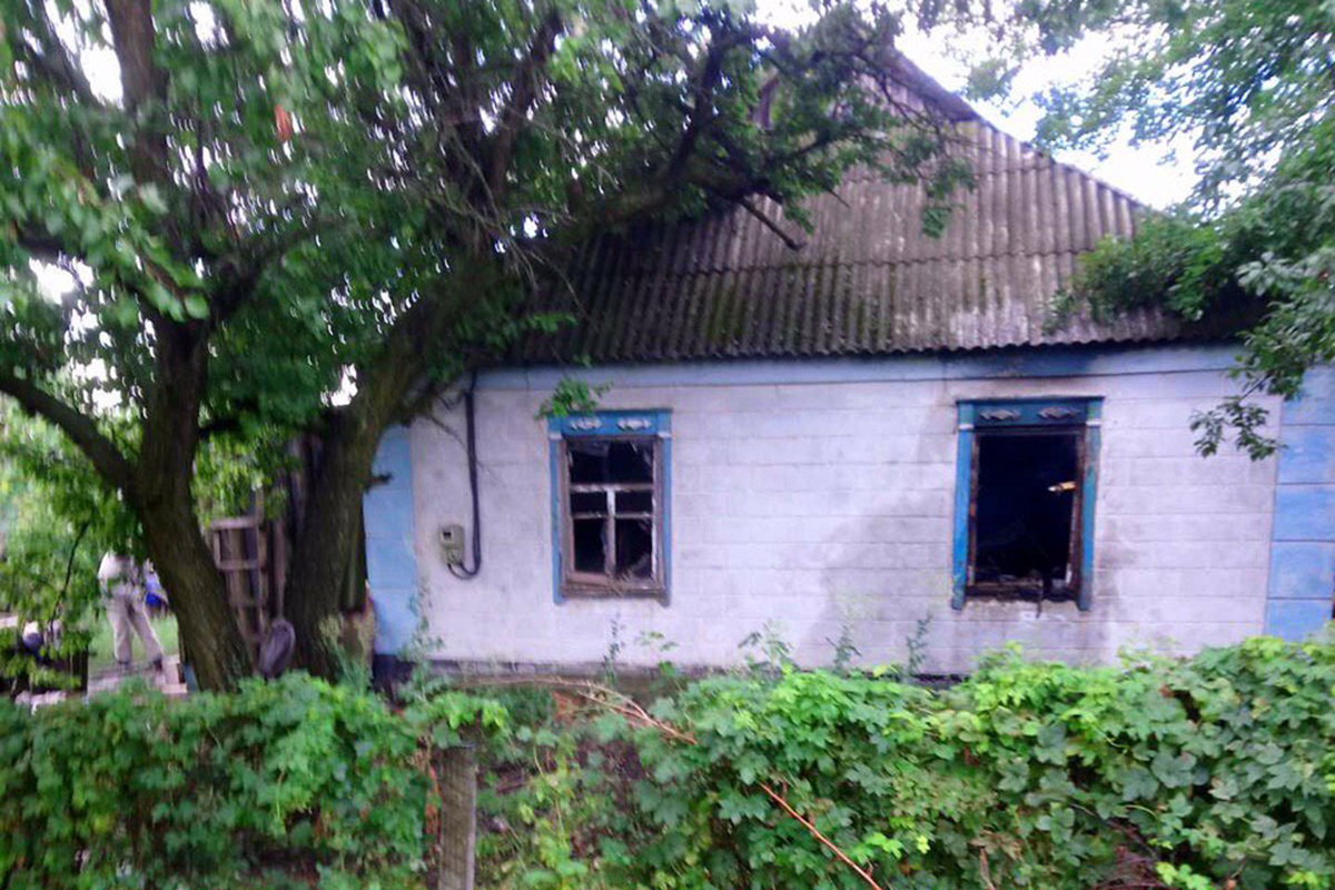 В Покровском районе внутри сгоревшего дома обнаружили тело женщины