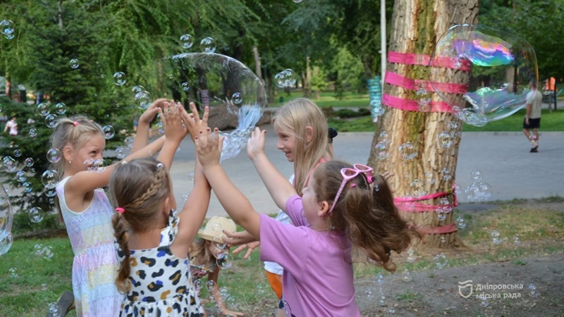 Розваги на будь-який смак: щовихідних у парках Дніпра організовують дозвілля для дітей та їх батьків