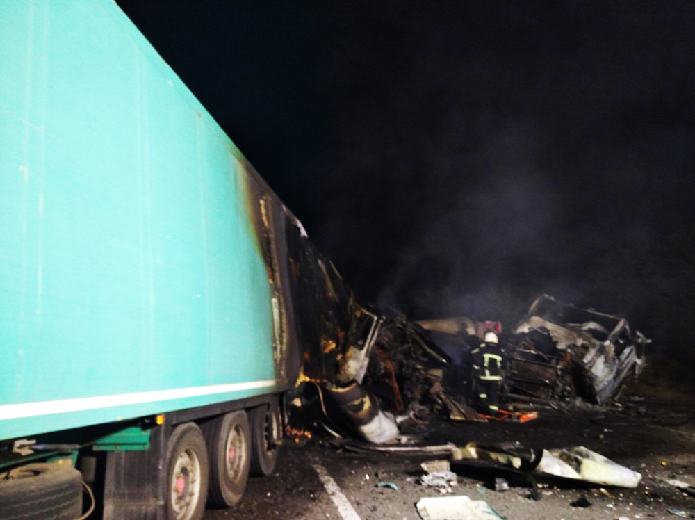 В Николаевской области столкнулись и сгорели две фуры: погибли пассажир и водитель