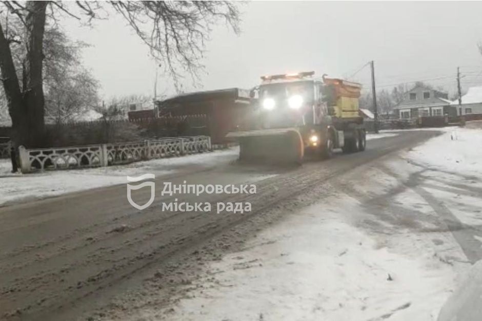 Автошляхи Дніпра обробляють протиожеледною сумішшю