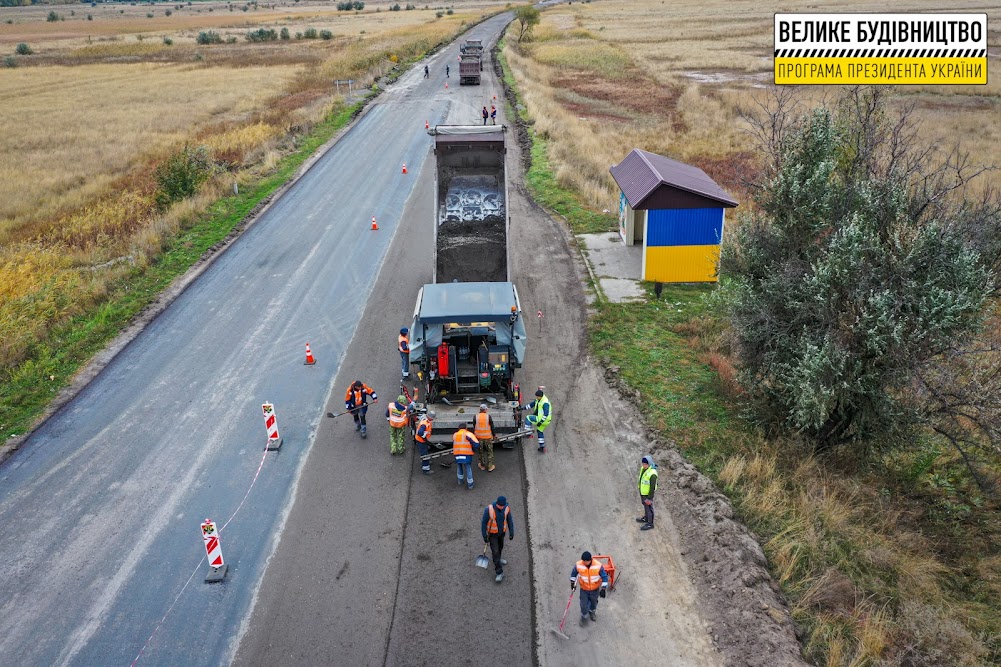 Від Магдалинівки до Преображенки завершують укладати 28 км нового асфальту