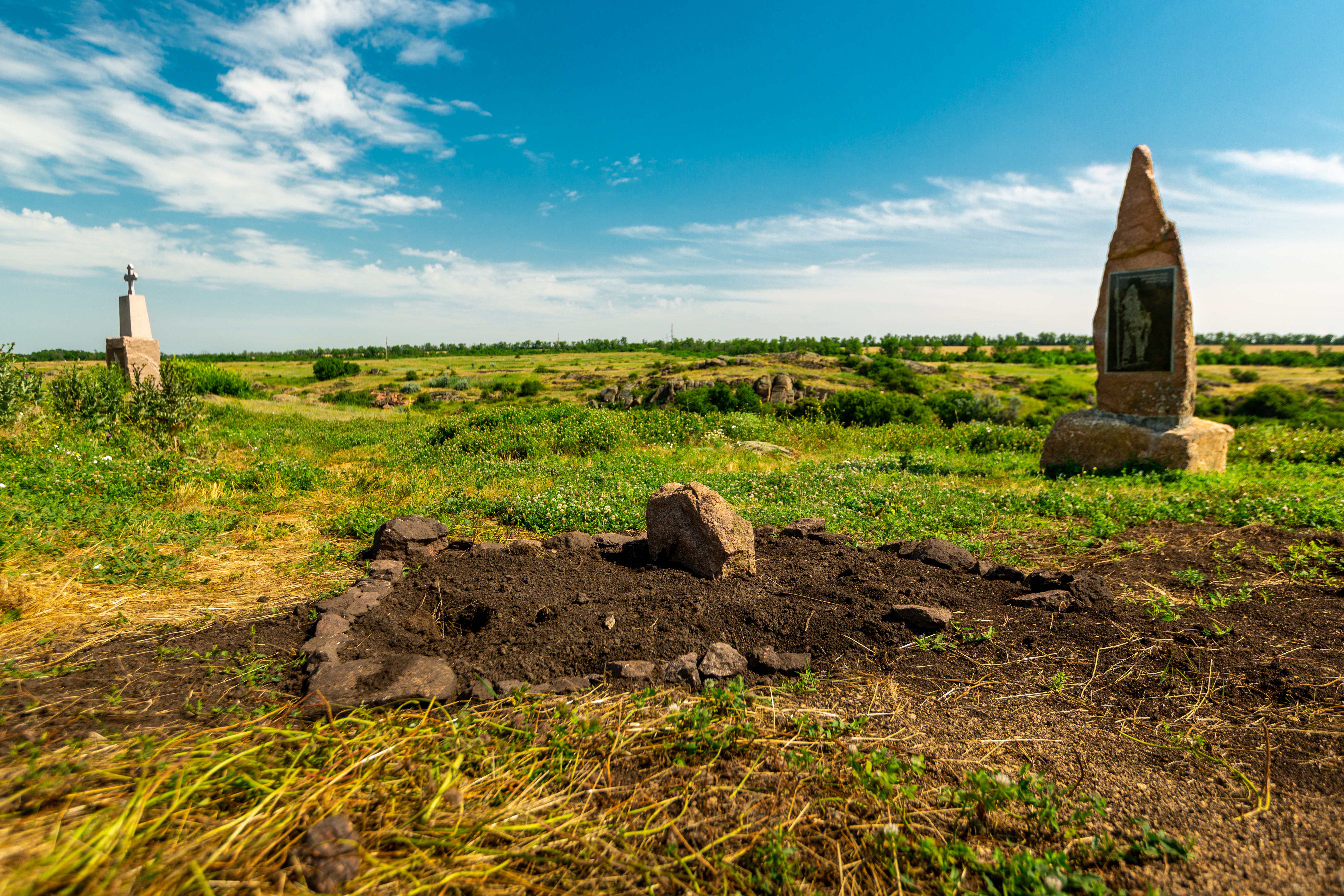 Кам’яна стела доби бронзи, ліпнинний посуд та кістки тварин: що знайшли археологи в селищі Токівське