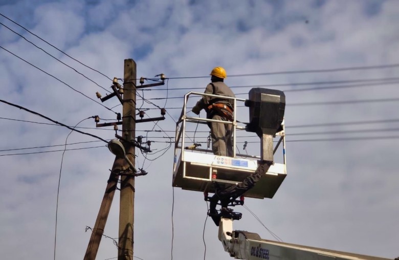 Поваленные опоры и оборванные линии: специалисты ДТЭК Днепровские электросети ликвидируют последствия непогоды в Днепре