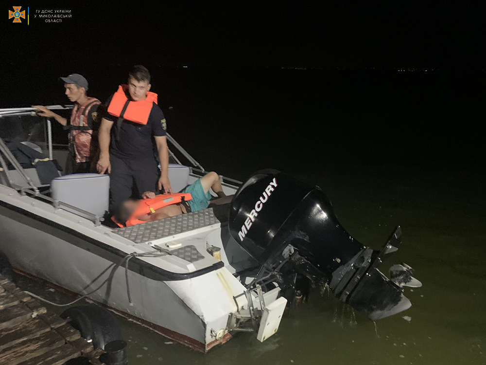 Ночью в Очакове в море перевернулась лодка – спасатели достали мужчину из воды 