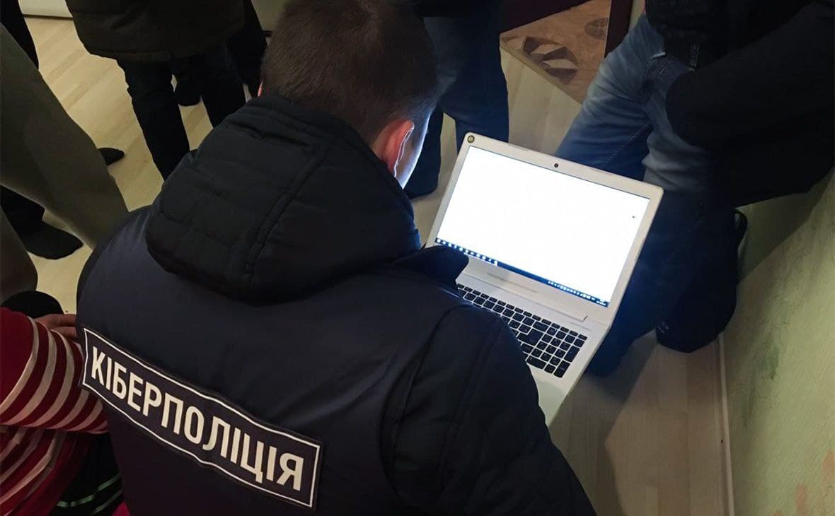 Киберполиция разоблачила двоих 26-летних хакеров во взломе учетных записей украинцев: им грозит до шести лет тюрьмы 