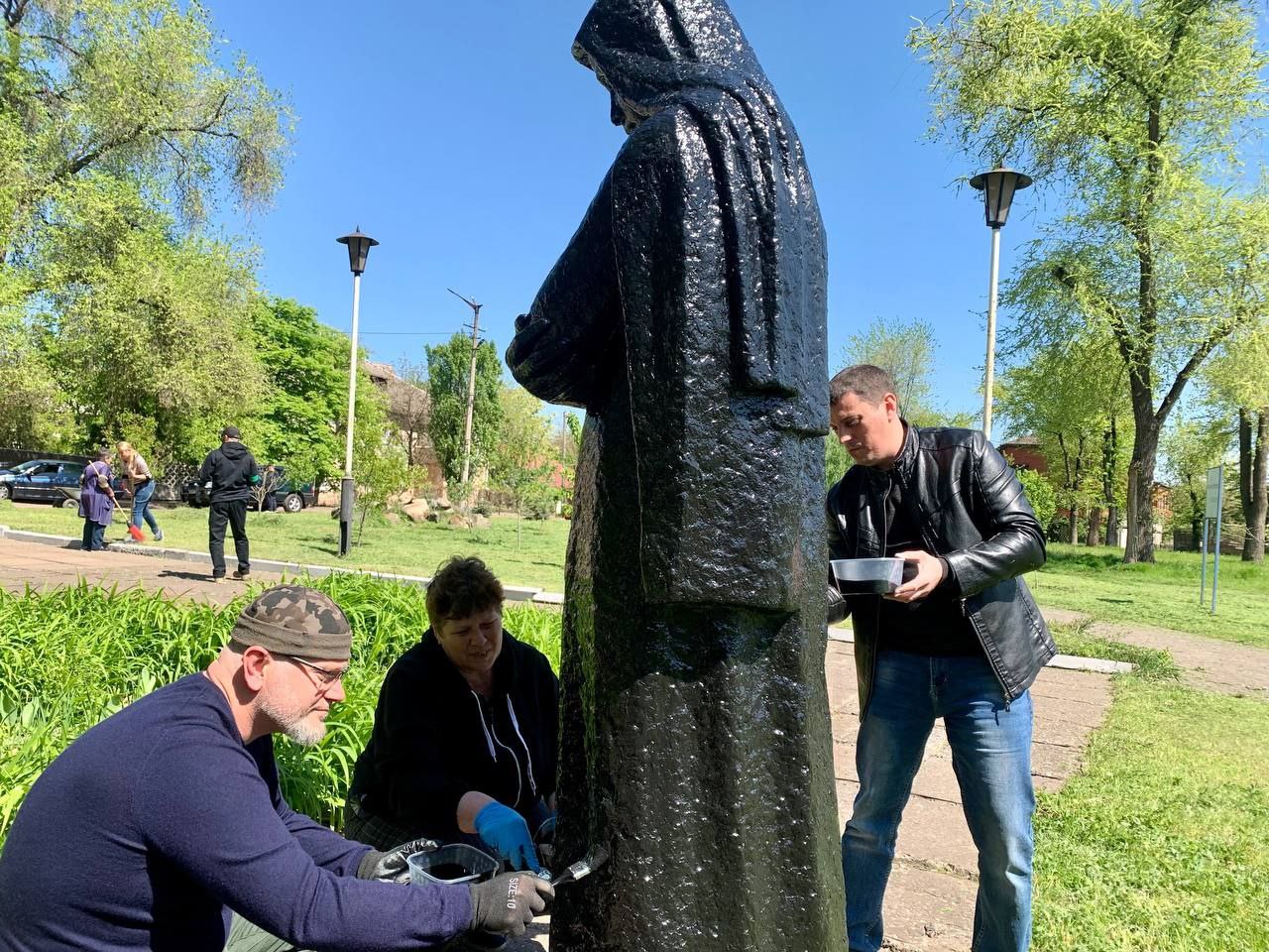 Александр Вилкул совместно с жителями Кривого Рога ко Дню Победы привел в порядок памятники солдатам Второй мировой войны 
