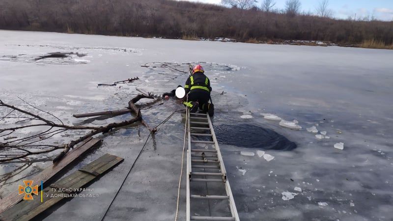 Пошел за рыбой и ушел под лед: в Донецкой области бойцы ГСЧС спасали любителя поудить