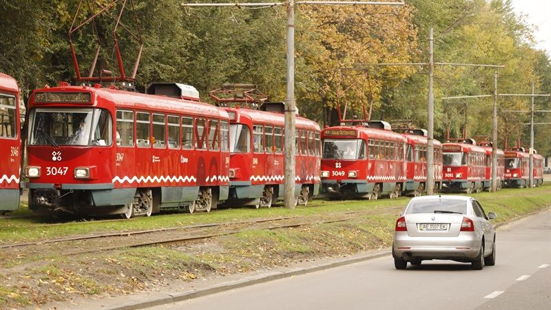 Через ремонт колій на Амурському та Кайдацькому мостах деякі трамваї у Дніпрі змінять маршрути та графіки роботи