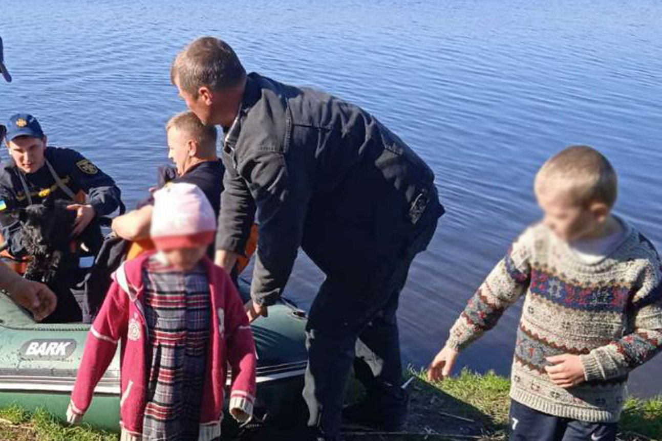 В Хмельницкой области сотрудники ГСЧС спасли трех детей, которые дрейфовали в деревянной лодке